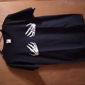Gildan Halloween T-Shirt Black with While Skeleton Hands